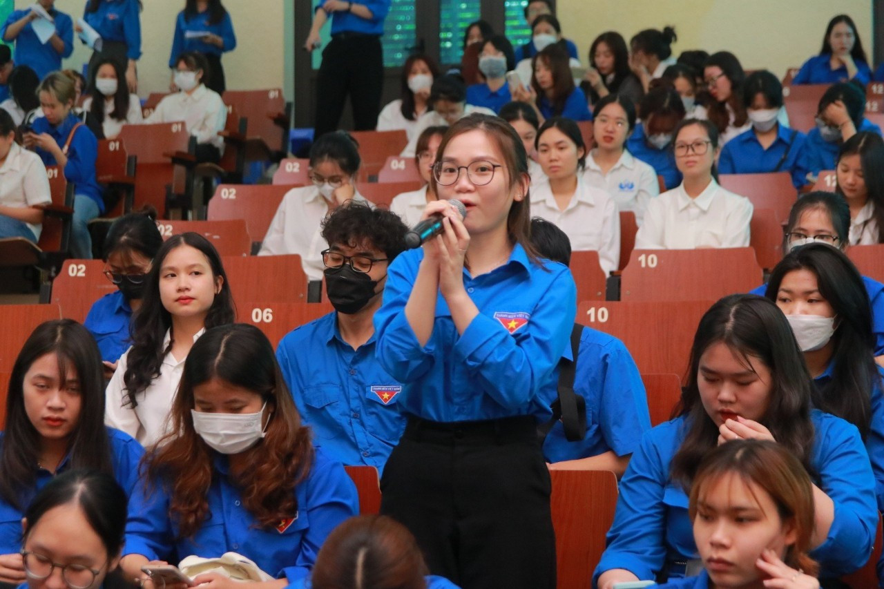 Thanh niên Đại học Thủ đô Hà Nội phát biểu tại buổi đối thoại.