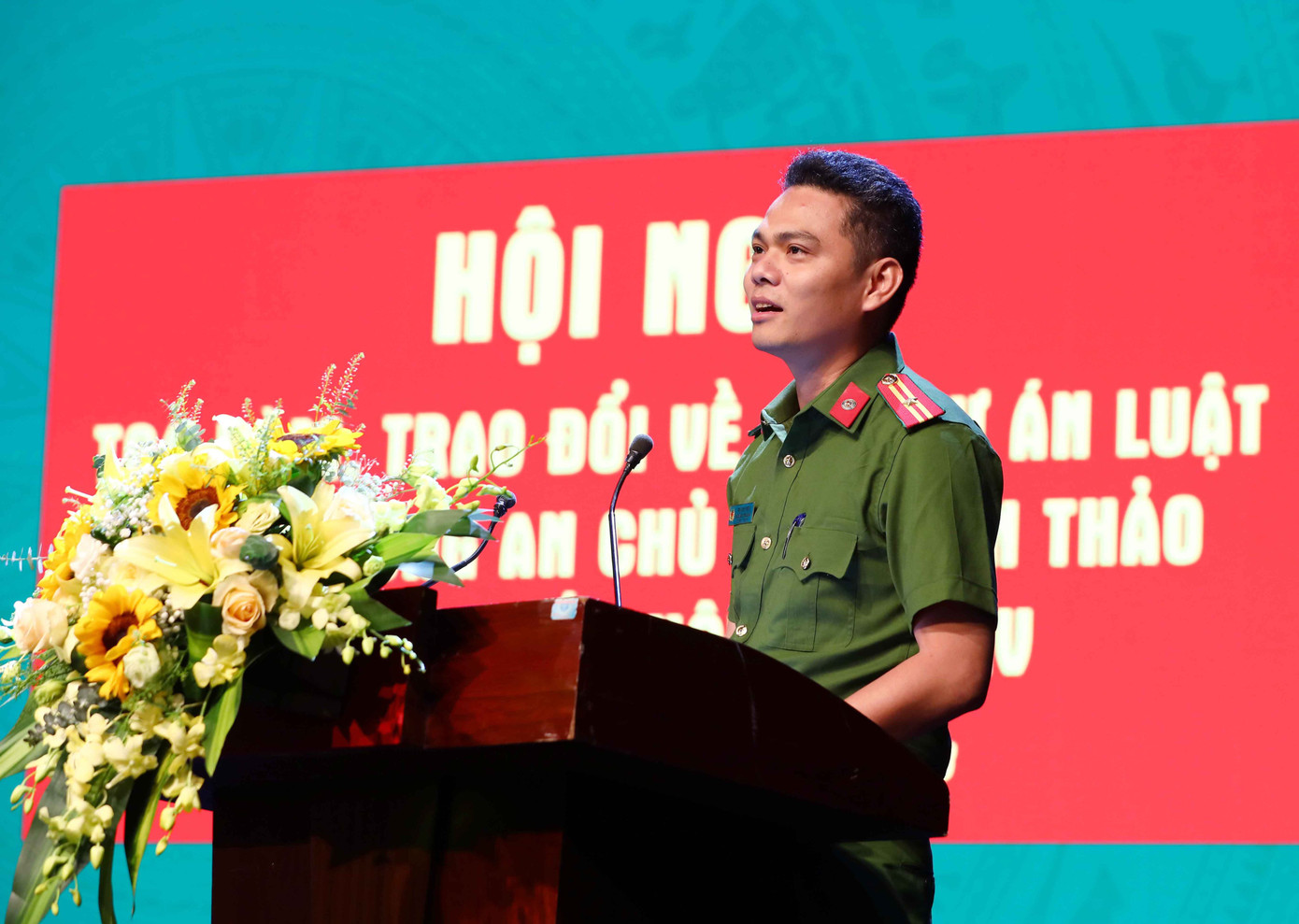 Thiếu tá Trần Duy Hiển giải đáp câu hỏi của PV.