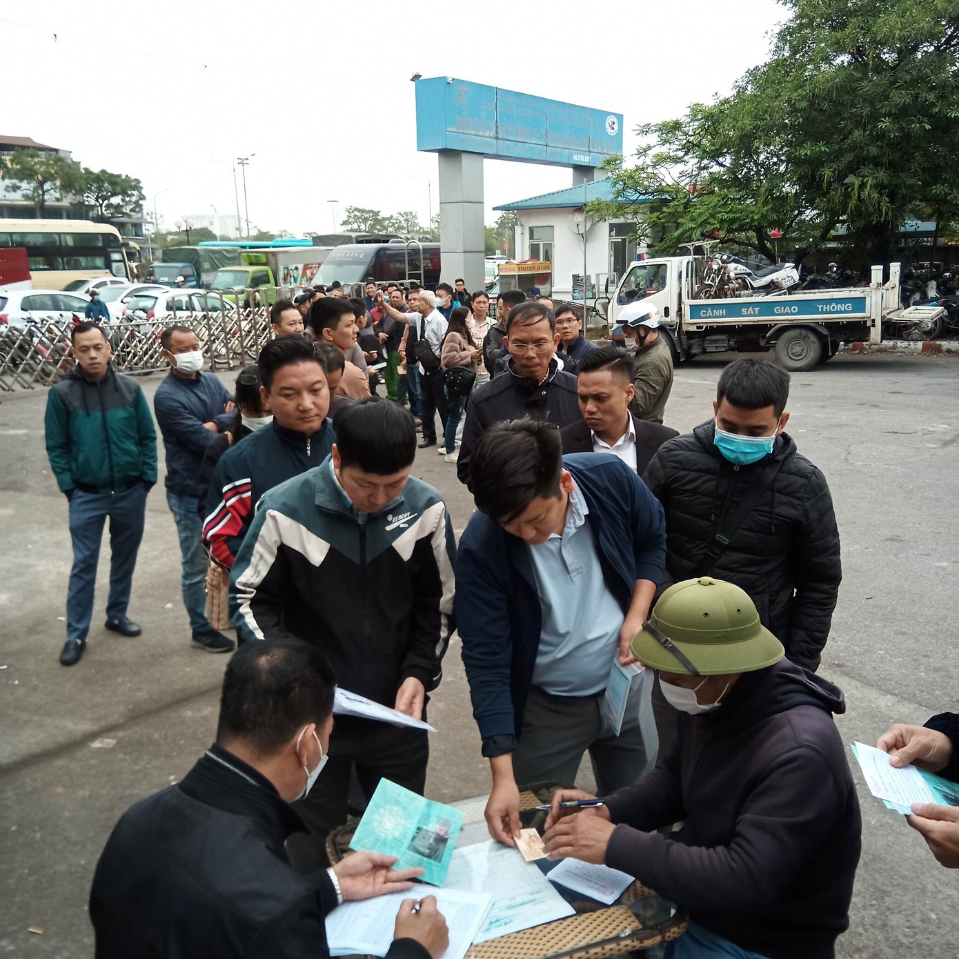 Tài xế ngao ngán khi làm thủ tục đăng kiểm tại Trung tâm 2903S. Ảnh: Đ.H Tài xế ngao ngán khi làm thủ tục đăng kiểm tại Trung tâm 2903S. Ảnh: Đ.H