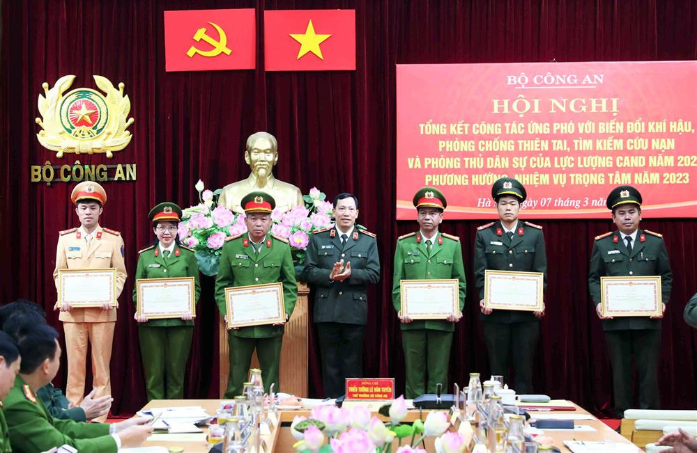 Thứ trưởng Lê Văn Tuyến trao Bằng khen của Bộ Công an tặng các tập thể, cá nhân có thành tích xuất sắc.