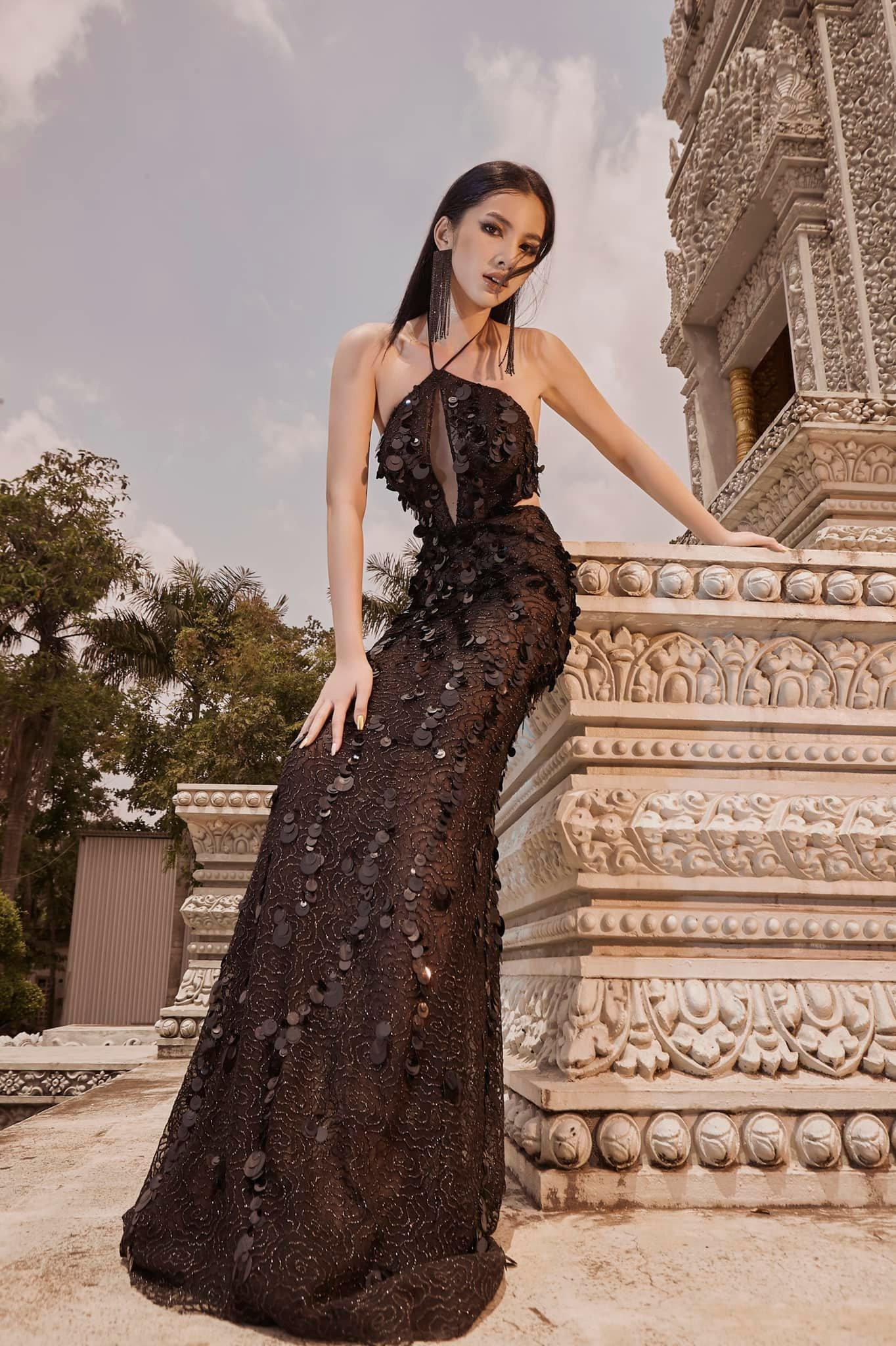 Thiết kế kiểu cổ yếm xẻ vòng một mang lại vẻ quyến rũ cho người đẹp top 15 HHVN 2020. Thiết kế kiểu cổ yếm xẻ vòng một mang lại vẻ quyến rũ cho người đẹp top 15 HHVN 2020.