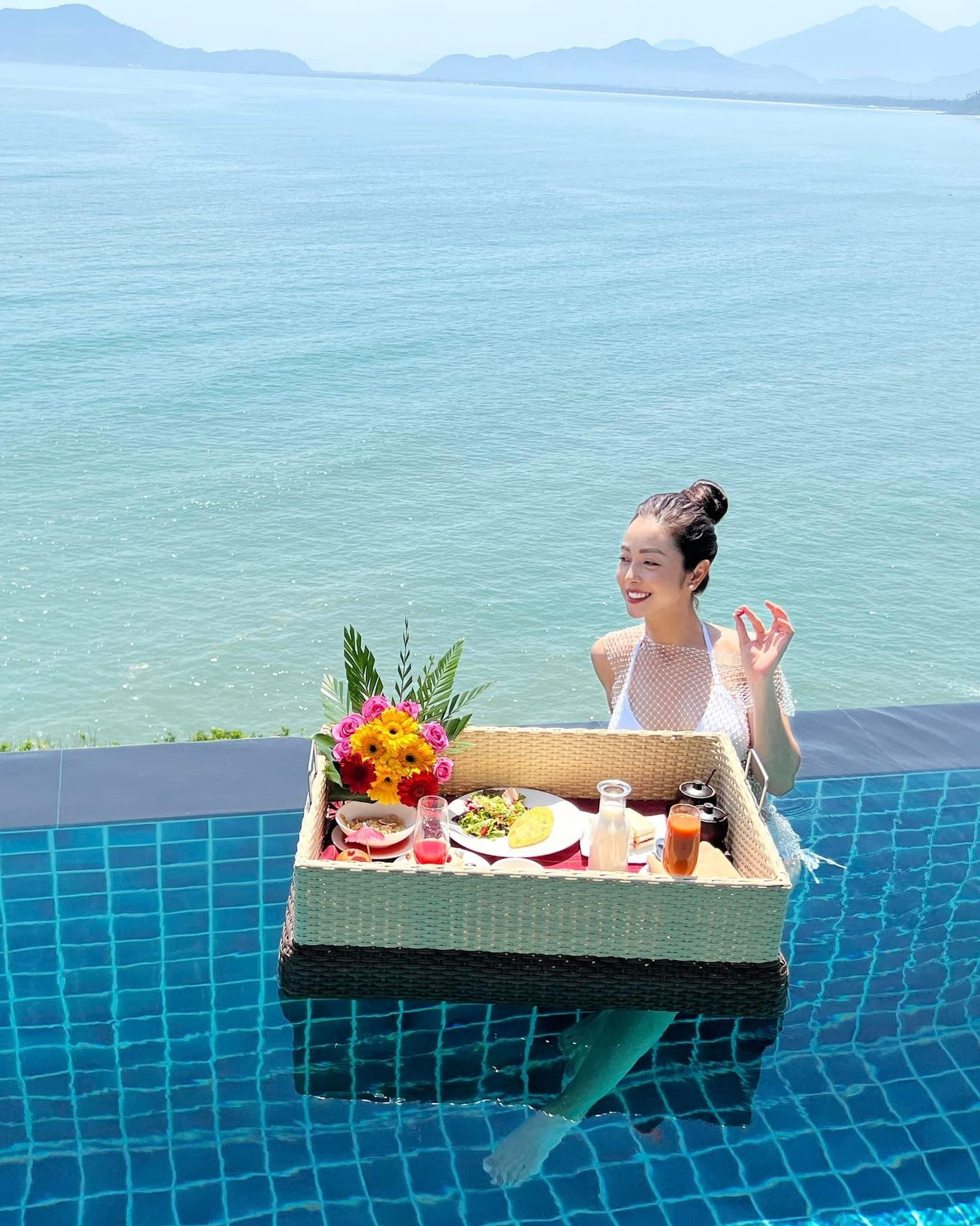 Hoa hậu Jennifer Phạm đang có kỳ nghỉ dưỡng sang chảnh tại miền Trung. Cô diện bikini khoe khéo vóc dáng quyến rũ.