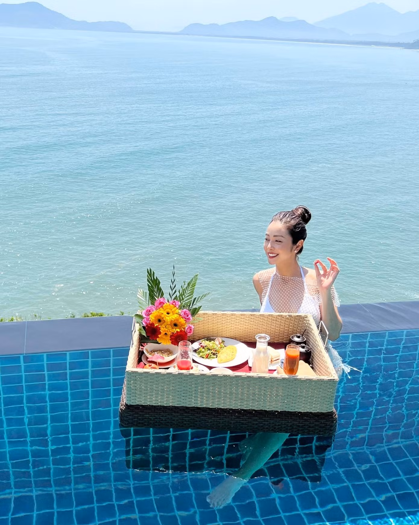 Hoa hậu Jennifer Phạm đang có kỳ nghỉ dưỡng sang chảnh tại miền Trung. Cô diện bikini khoe khéo vóc dáng quyến rũ.