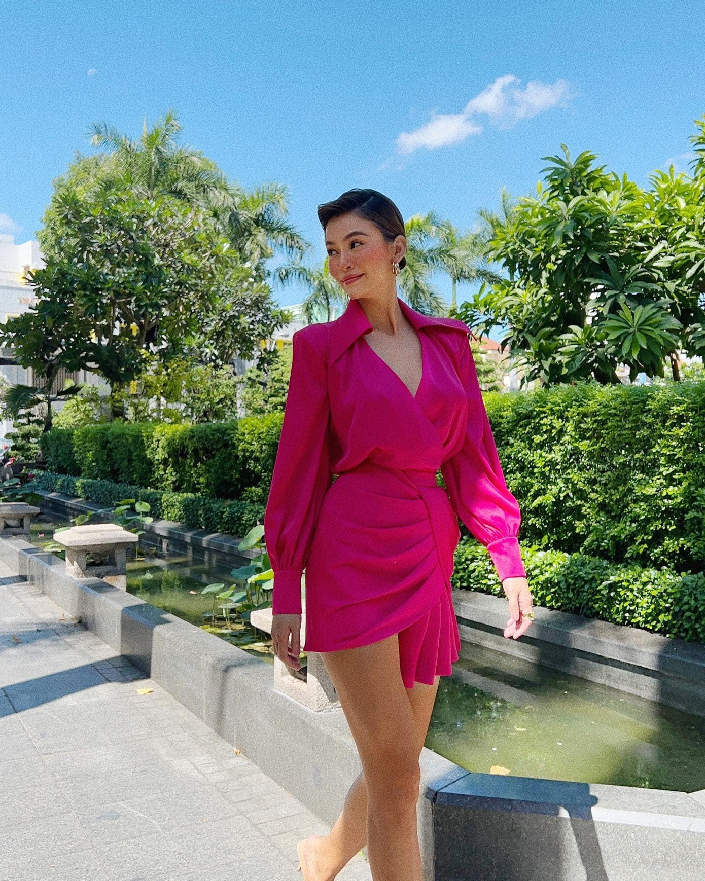 Á hậu Mâu Thuỳ diện váy hồng rực khoe chân dài quyến rũ. Á hậu Mâu Thuỳ diện váy hồng rực khoe chân dài quyến rũ.