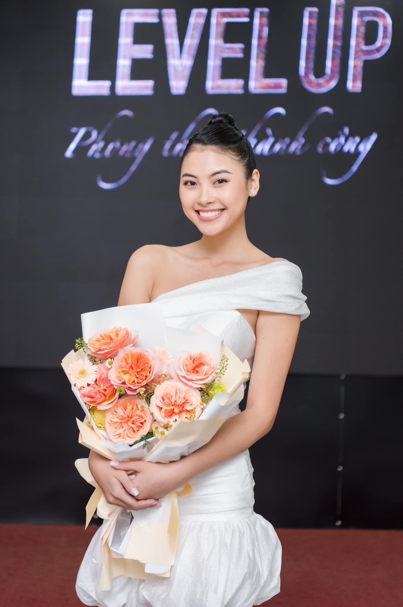 Người đẹp Biển Đào Thị Hà khoe vai trần quyến rũ với bộ váy trắng thanh lịch.