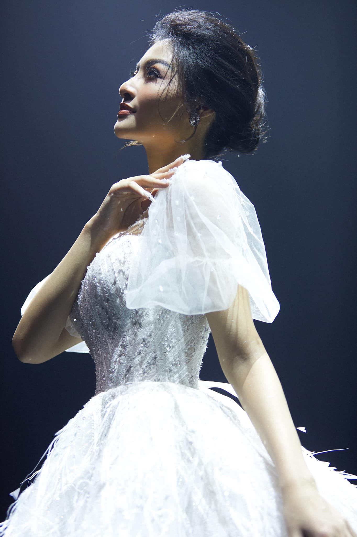 Á hậu Kiều Loan đẹp tựa 'thiên nga trắng' với bộ váy lông vũ thướt tha.