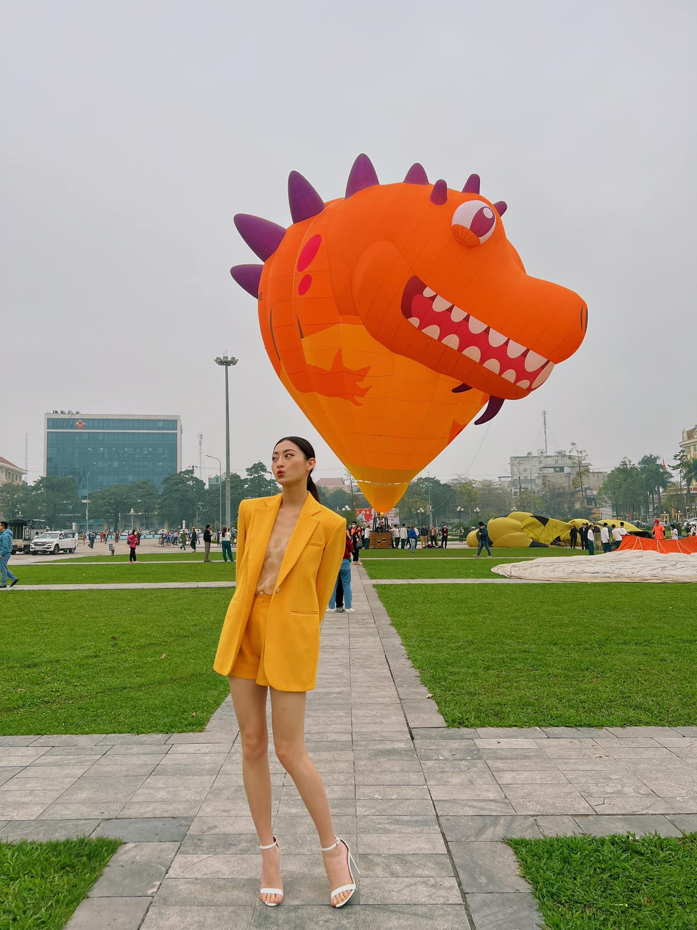 Hoa hậu Lương Thuỳ Linh duyên dáng, thanh lịch trong bộ vest tông màu vàng nổi bật. Hoa hậu Lương Thuỳ Linh duyên dáng, thanh lịch trong bộ vest tông màu vàng nổi bật.