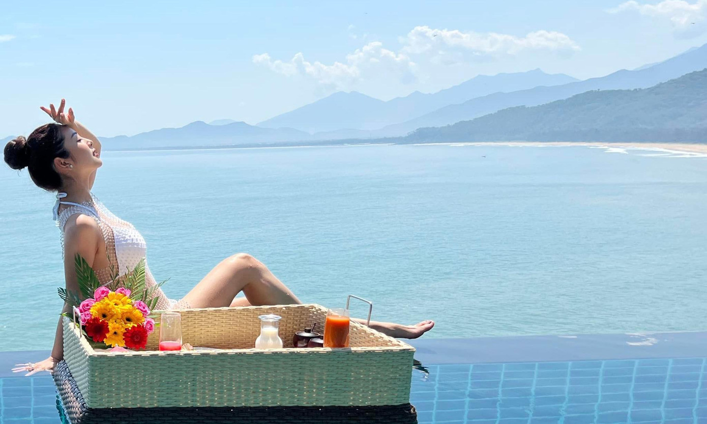 Diện trang phục bikini màu trắng kết hợp cùng áo lưới độc đáo, người đẹp 'gái 4 con' vẫn khiến fans trầm trồ vì nhan sắc trẻ trung của mình.