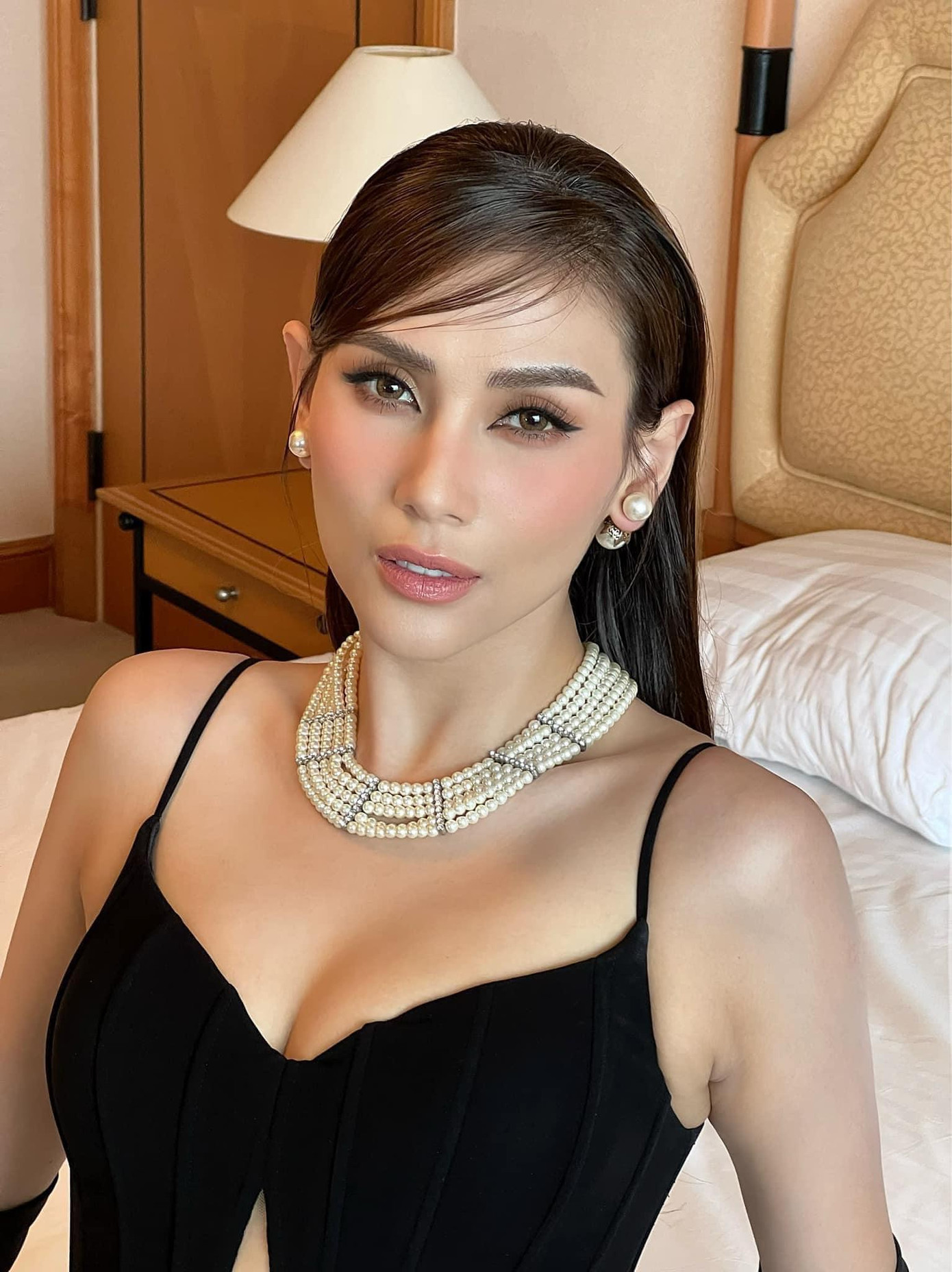 Á hậu Võ Hoàng Yến diện váy xẻ vòng một cực kỳ nóng bỏng và táo bạo.