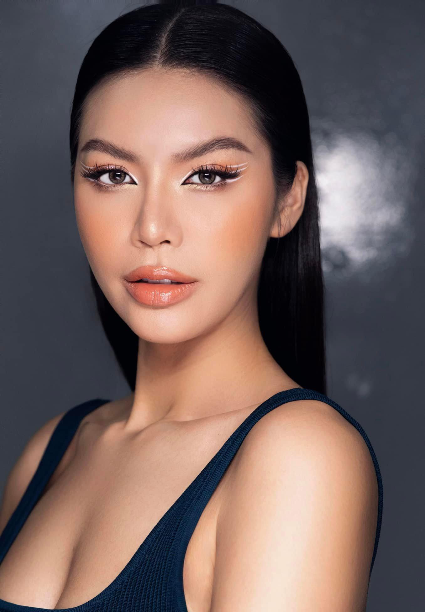 Siêu mẫu Minh Tú diện áo ba lỗ khoe khéo vòng 1 nóng bỏng.