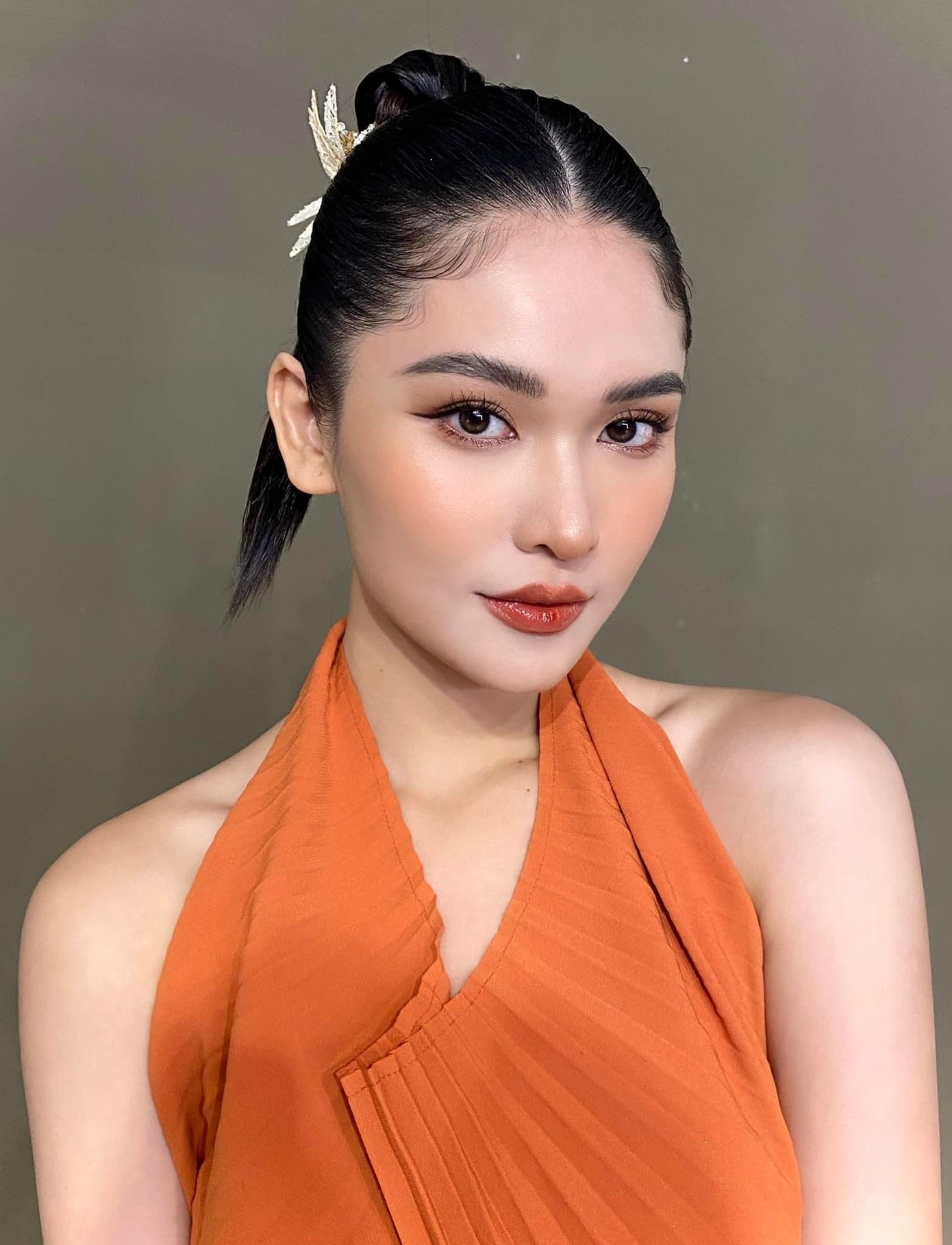 Á hậu Thuỳ Dung diện váy cổ yếm lạ mắt khoe vai trần quyến rũ.