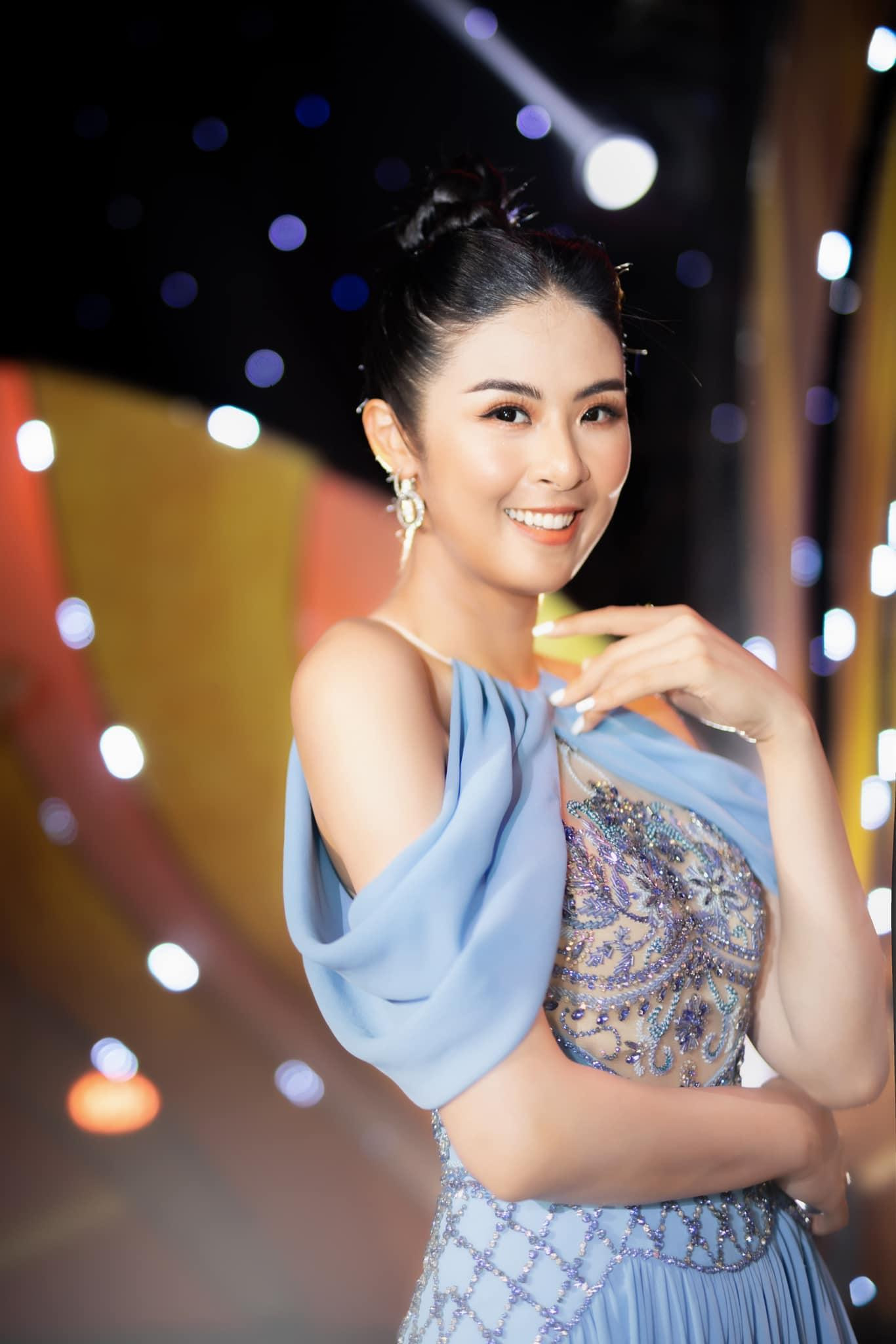 Nhan sắc ngày càng xinh đẹp và quyến rũ của HHVN 2010 sau hơn một thập kỷ đăng quang nhận được sự ngưỡng mộ của công chúng.