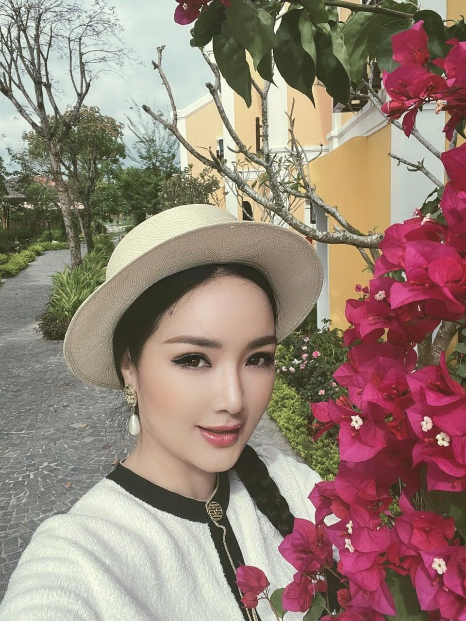 Hoa hậu Đền Hùng Giáng My trẻ đẹp với sắc trắng tinh khôi. Hoa hậu Đền Hùng Giáng My trẻ đẹp với sắc trắng tinh khôi.