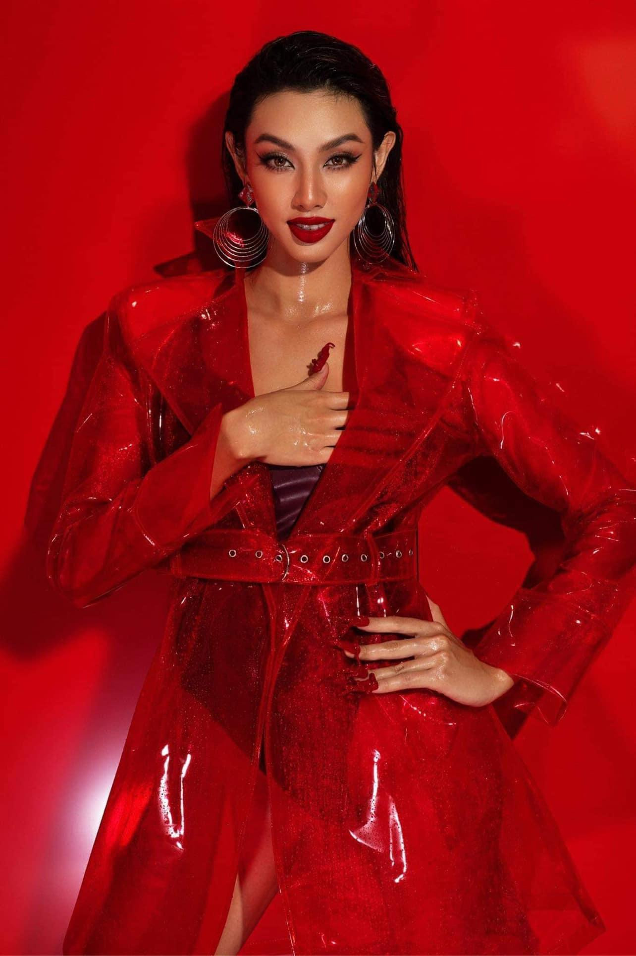 Hoa hậu Hoà bình Quốc tế 2021 diện váy nhựa trong suốt đầy cá tính.