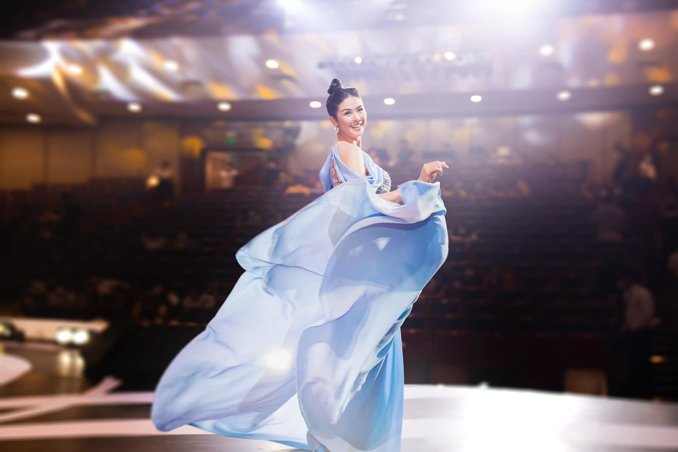 Hoa hậu Ngọc Hân đẹp tựa 'nữ thần' với bộ váy dạ hội tông màu xanh pastel.