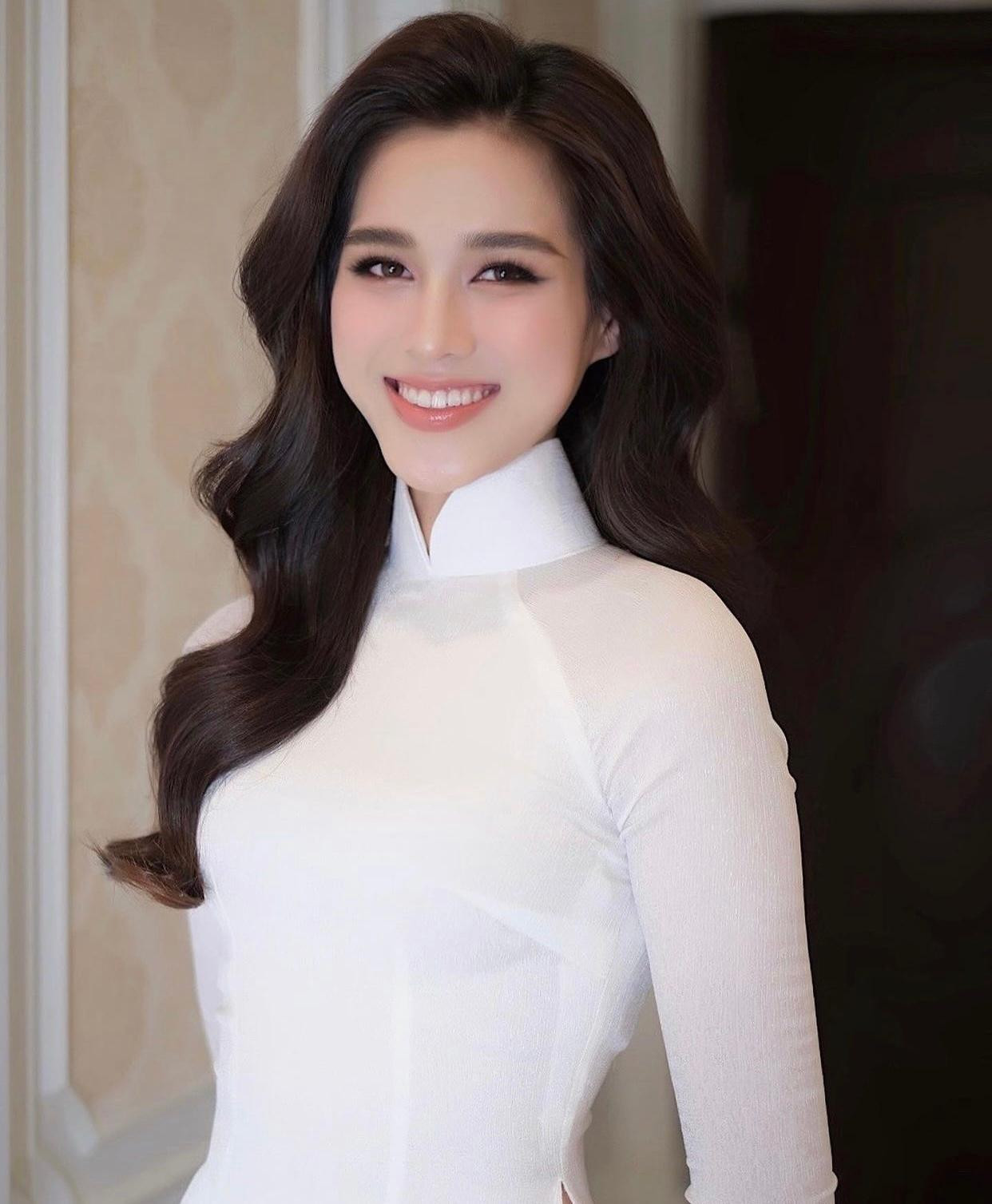 Hậu Miss World, nhan sắc Đỗ Thị Hà được khen 'thăng hạng' khi diện áo dài trắng tinh khôi.