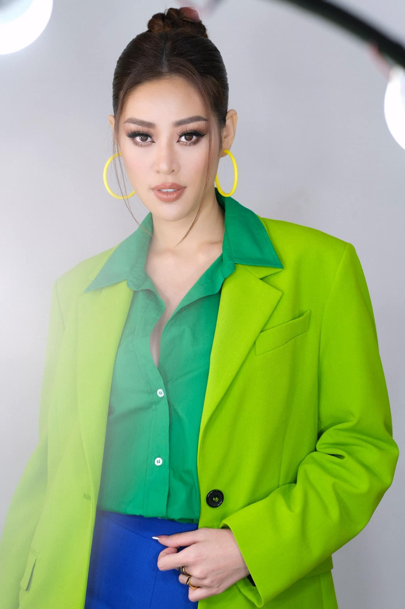 Hoa hậu Khánh Vân diện vest theo phong cách color-block rực rỡ, lạ mắt.