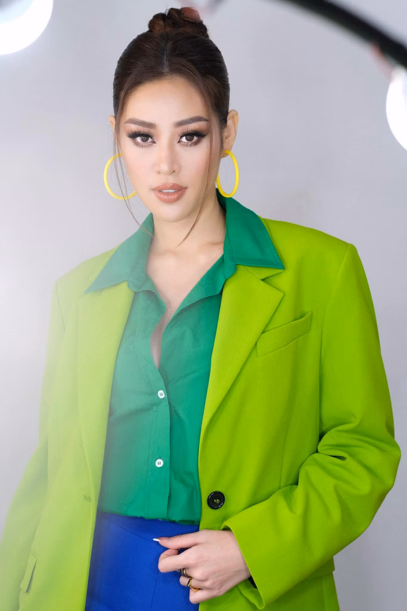Hoa hậu Khánh Vân diện vest theo phong cách color-block rực rỡ, lạ mắt.