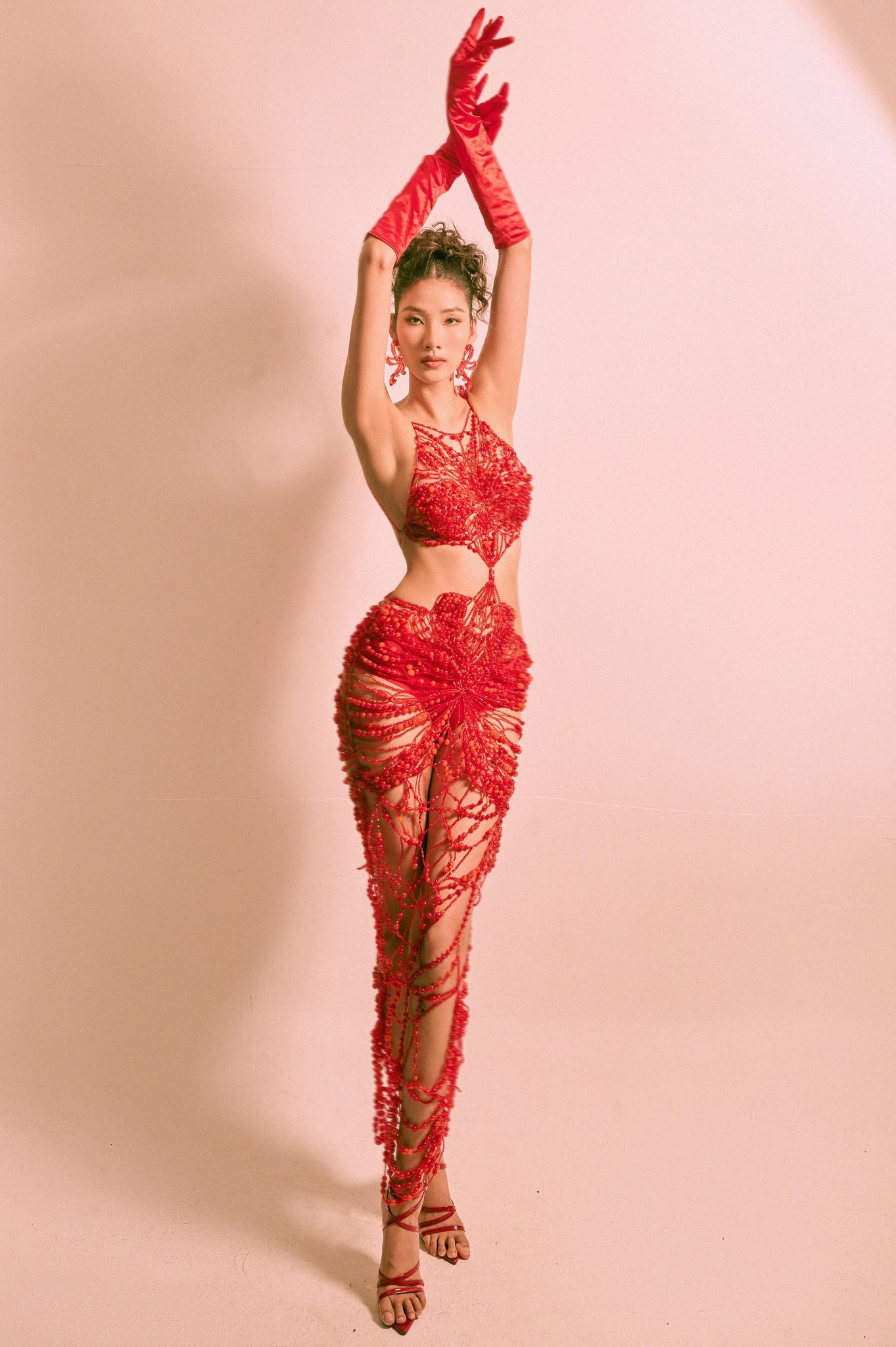 Á hậu Hoàng Thuỳ diện váy ren xuyên thấu táo bạo, khoe trọn body nóng bỏng đầy quyến rũ.