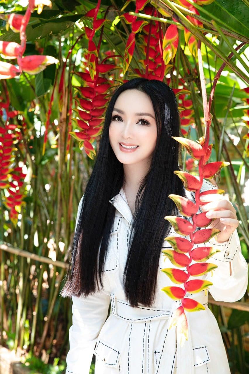 Hoa hậu Đền Hùng Giáng My trẻ trung như thiếu nữ trong sắc trắng.