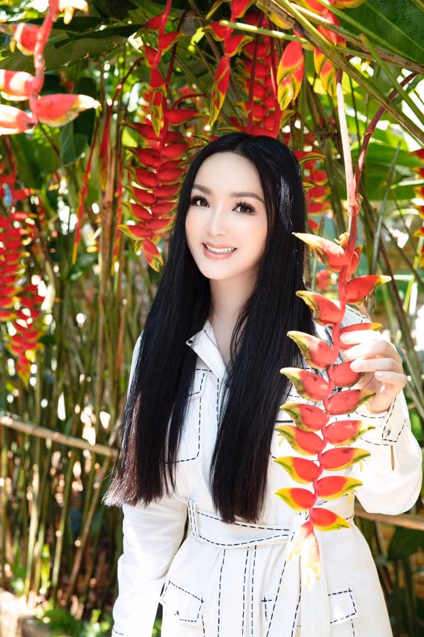 Hoa hậu Đền Hùng Giáng My trẻ trung như thiếu nữ trong sắc trắng.