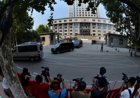 Đoàn xe được cho là chở bị cáo Bạc Hy Lai ra khỏi tòa án sau khi phiên tòa kết thúc chiều nay. Đoàn xe được cho là chở bị cáo Bạc Hy Lai ra khỏi tòa án sau khi phiên tòa kết thúc chiều nay