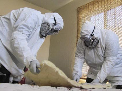 Hai học viên của ông O'Brian đang thực tập cắt một tấm đệm đẫm máu. Ảnh: Barcroft Media