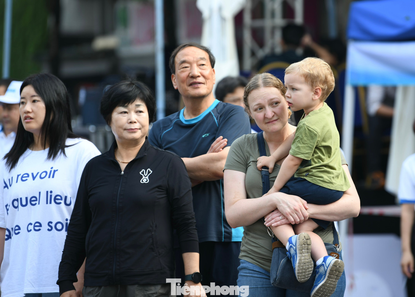 Du khách nước ngoài là những cổ động viên cho giải chạy.