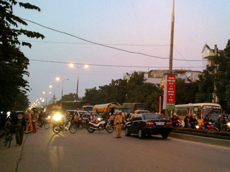 Hàng trăm người dân dừng xe bên đường chứng kiến vụ việc. Hàng trăm người dân dừng xe bên đường chứng kiến vụ việc