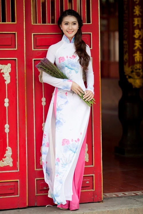 Tường Linh là một trong những người mặc áo dài đẹp nhất của cuộc thi Top Girl 2013 