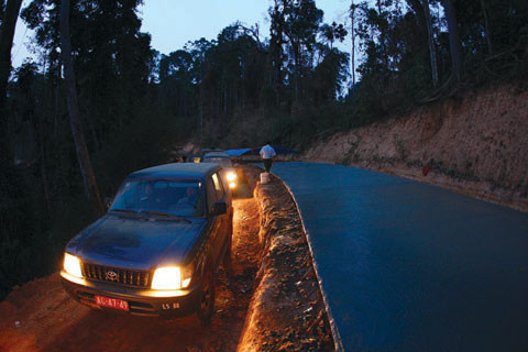 Nhiều nhà thầu tranh thủ đổ bê tông cả ban đêm với quyết tâm hoàn thành việc thi công mặt đường trước mùa mưa. Trong ảnh: Đoàn công tác của Ban QLDA 47 đi kiểm tra các gói thầu trên địa bàn tỉnh Kon Tum