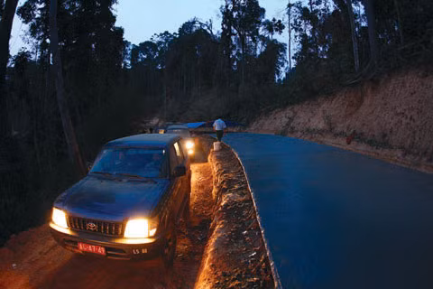 Nhiều nhà thầu tranh thủ đổ bê tông cả ban đêm với quyết tâm hoàn thành việc thi công mặt đường trước mùa mưa. Trong ảnh: Đoàn công tác của Ban QLDA 47 đi kiểm tra các gói thầu trên địa bàn tỉnh Kon Tum