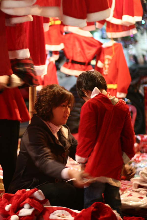 Các chủ hàng hy vọng gần đến ngày lượng người mua sẽ đông hơn