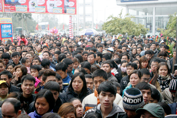 Biển người chen lấn mua hàng khuyến mại