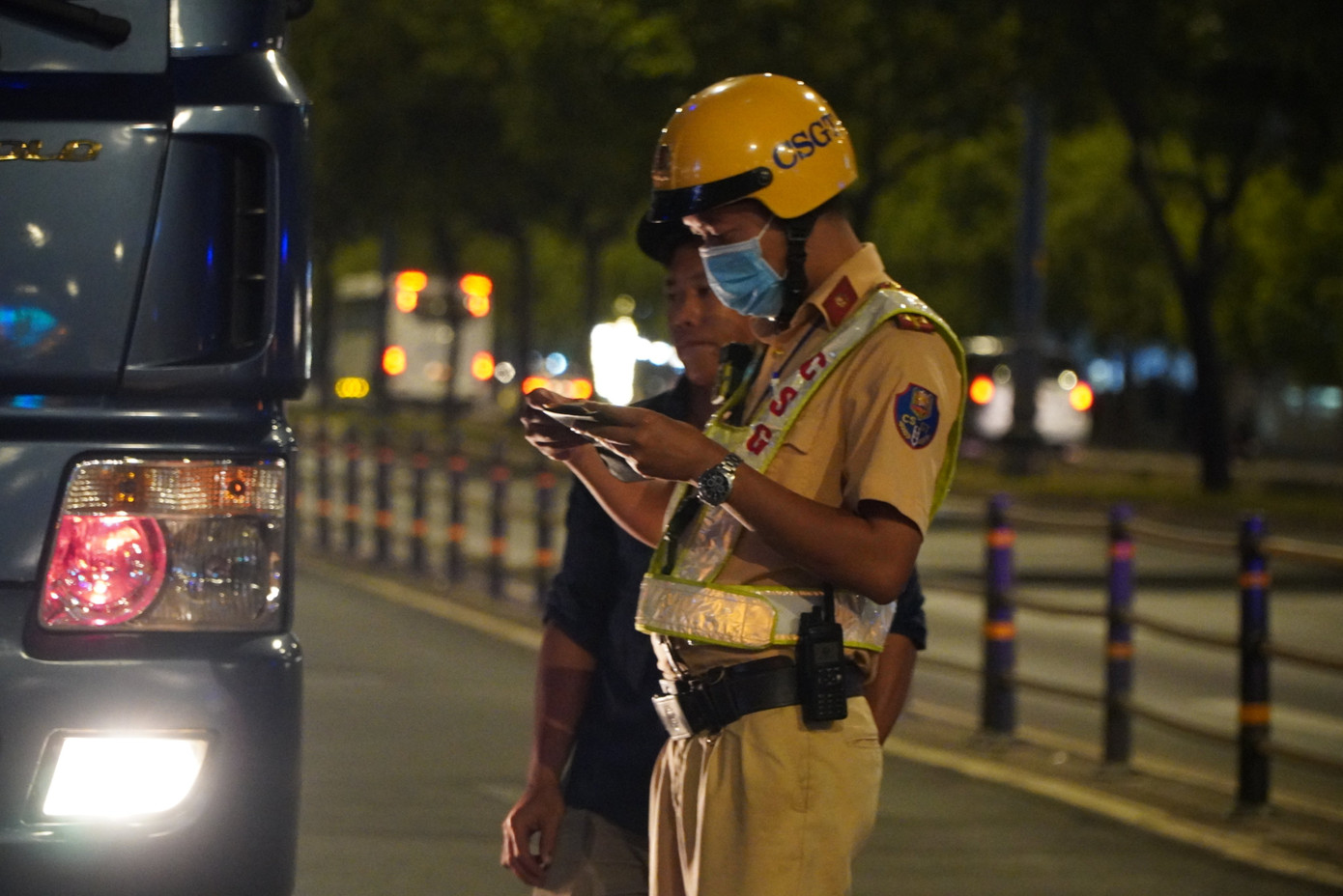Làm việc với cán bộ CSGT, tài xế tên là N.H.M cho biết, xe tải do anh điều khiển đang trên đường chở hàng này từ trung tâm thành phố về cầu Rạch Chiếc (TP Thủ Đức). Ảnh: CTV Làm việc với cán bộ CSGT, tài xế tên là N.H.M cho biết, xe tải do anh điều khiển đang trên đường chở hàng này từ trung tâm thành phố về cầu Rạch Chiếc (TP Thủ Đức). Ảnh: CTV