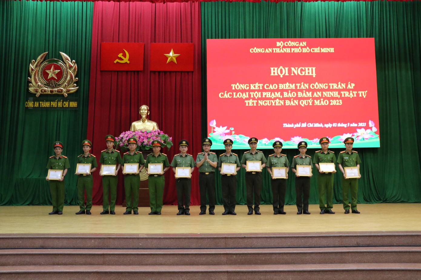 Thiếu tướng Lê Hồng Nam - Giám đốc Công an TPHCM trao Bằng khen cho các tập thể, cá nhân có thành tích xuất sắc. Ảnh: P.L