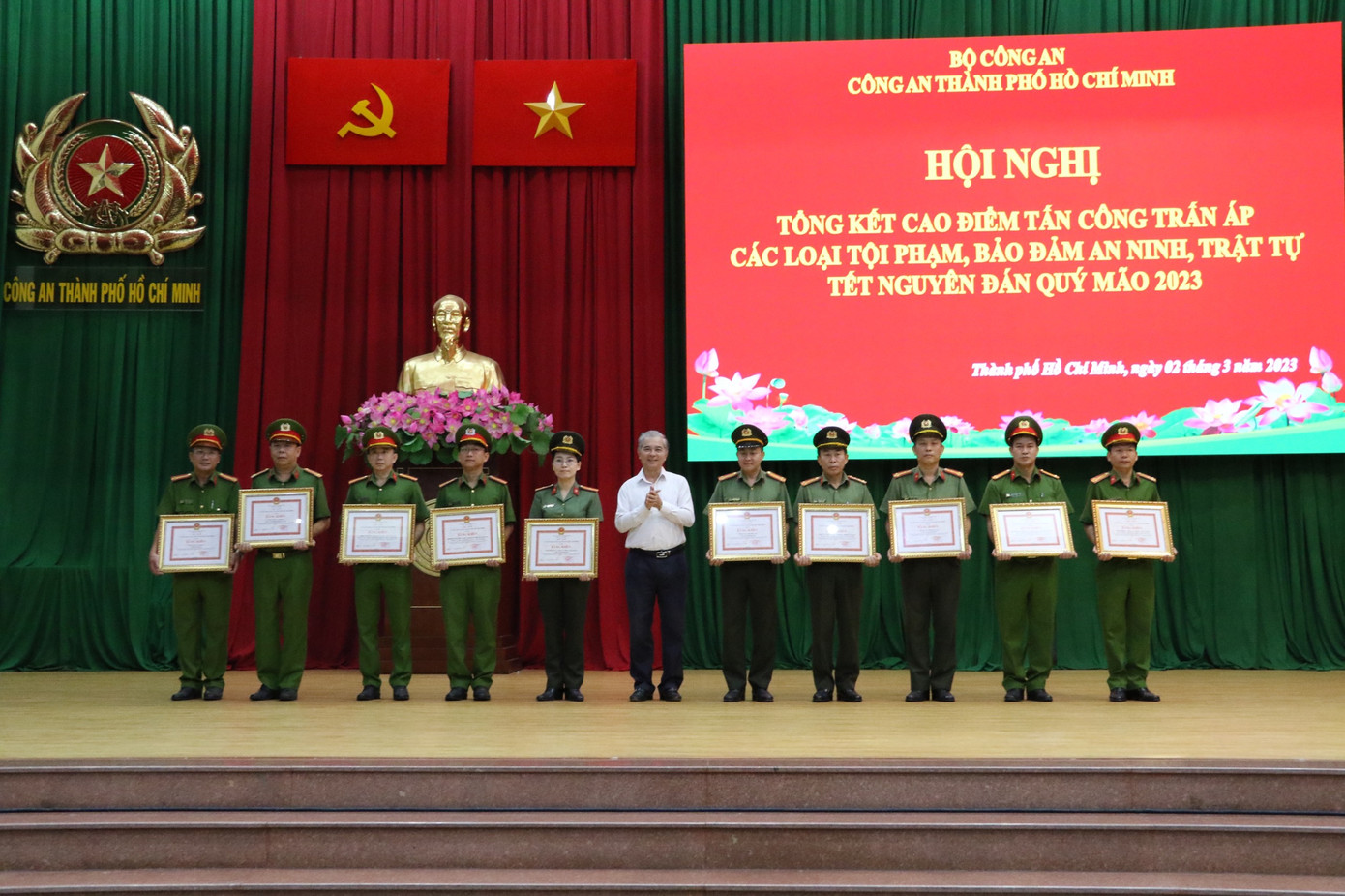 Ông Ngô Minh Châu, Phó Chủ tịch UBND TPHCM trao Bằng khen cho các tập thể, cá nhân có thành tích xuất sắc. Ảnh: P.L