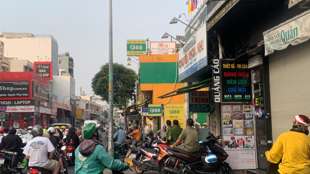 Lực lượng chức năng bên ngoài chi nhánh F88 tại đường Lạc Long Quân, phường 9, quận Tân Bình. Lực lượng chức năng bên ngoài chi nhánh F88 tại đường Lạc Long Quân, phường 9, quận Tân Bình.