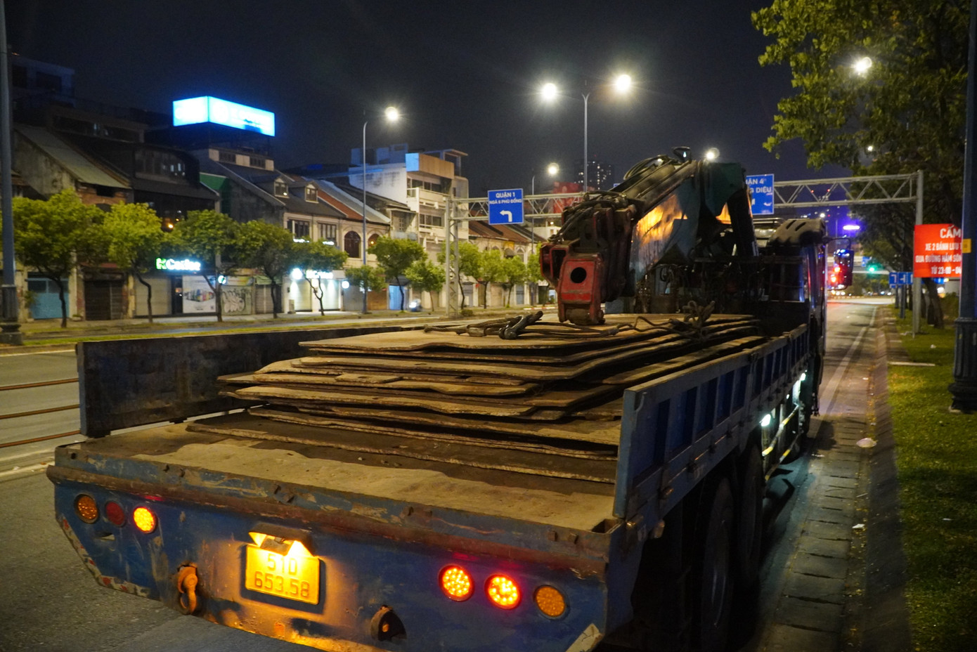 Số hàng hóa trên xe tải do tài xế M điều khiển. Số hàng hóa trên xe tải do tài xế M điều khiển.