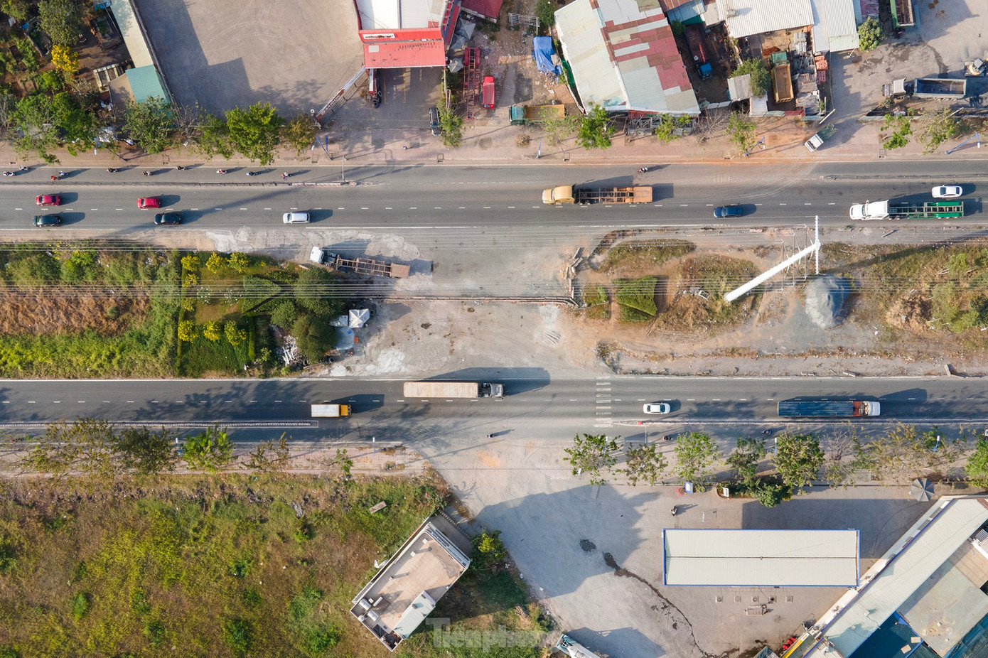 Một đoạn đường Đồng Văn Cống nhìn từ trên cao. Ảnh: PHẠM NGUYỄN Một đoạn đường Đồng Văn Cống nhìn từ trên cao. Ảnh: PHẠM NGUYỄN