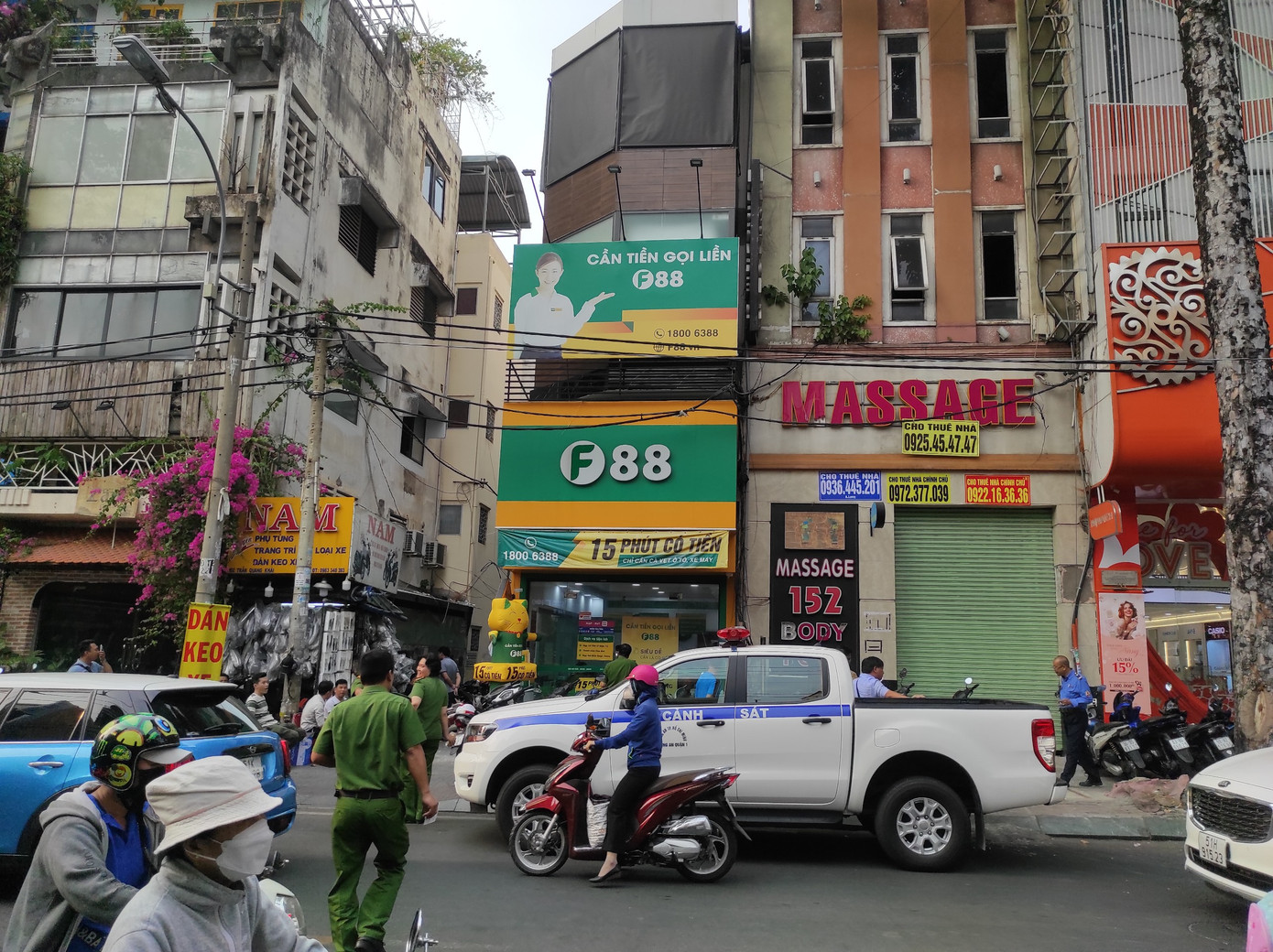 Tại chi nhánh F88 ở đường Trần Quang Khải, phường Tân Định quận 1 (TPHCM) lúc 16h xuất hiện xe công vụ cùng các cán bộ Công an đến làm việc. Ảnh: H.H Tại chi nhánh F88 ở đường Trần Quang Khải, phường Tân Định quận 1 (TPHCM) lúc 16h xuất hiện xe công vụ cùng các cán bộ Công an đến làm việc. Ảnh: H.H