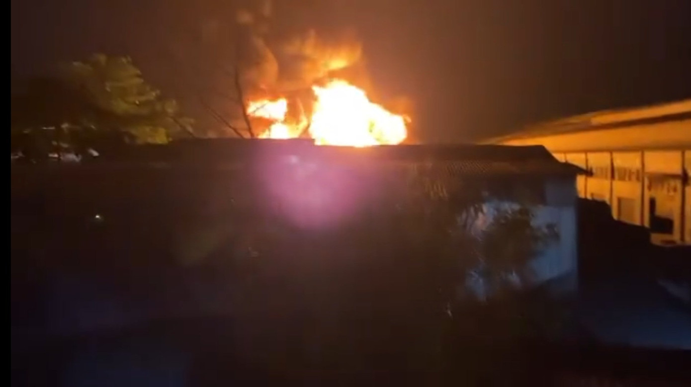 Lửa bao trùm cơ sở tái chế mỡ bò ở quận 12.