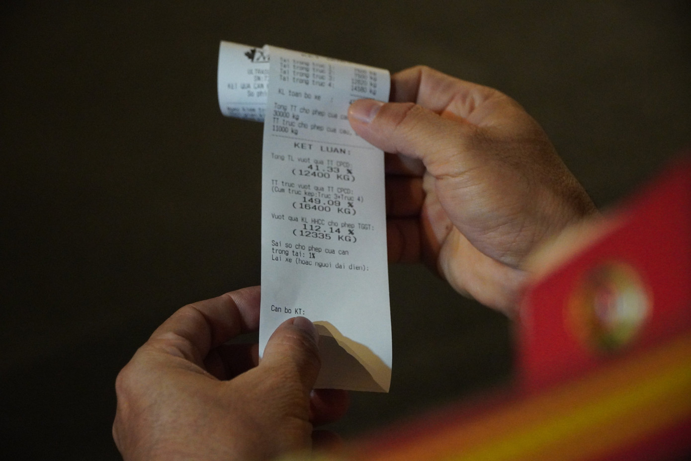 Kết quả, xe tải do anh M điều khiển đang chở hàng vượt trọng tải khối lượng chuyên chở cho phép tham gia giao thông (được ghi trong giấy chứng nhận kiểm định an toàn kỹ thuật và bảo vệ môi trường của xe) là 112,14%. Kết quả, xe tải do anh M điều khiển đang chở hàng vượt trọng tải khối lượng chuyên chở cho phép tham gia giao thông (được ghi trong giấy chứng nhận kiểm định an toàn kỹ thuật và bảo vệ môi trường của xe) là 112,14%.