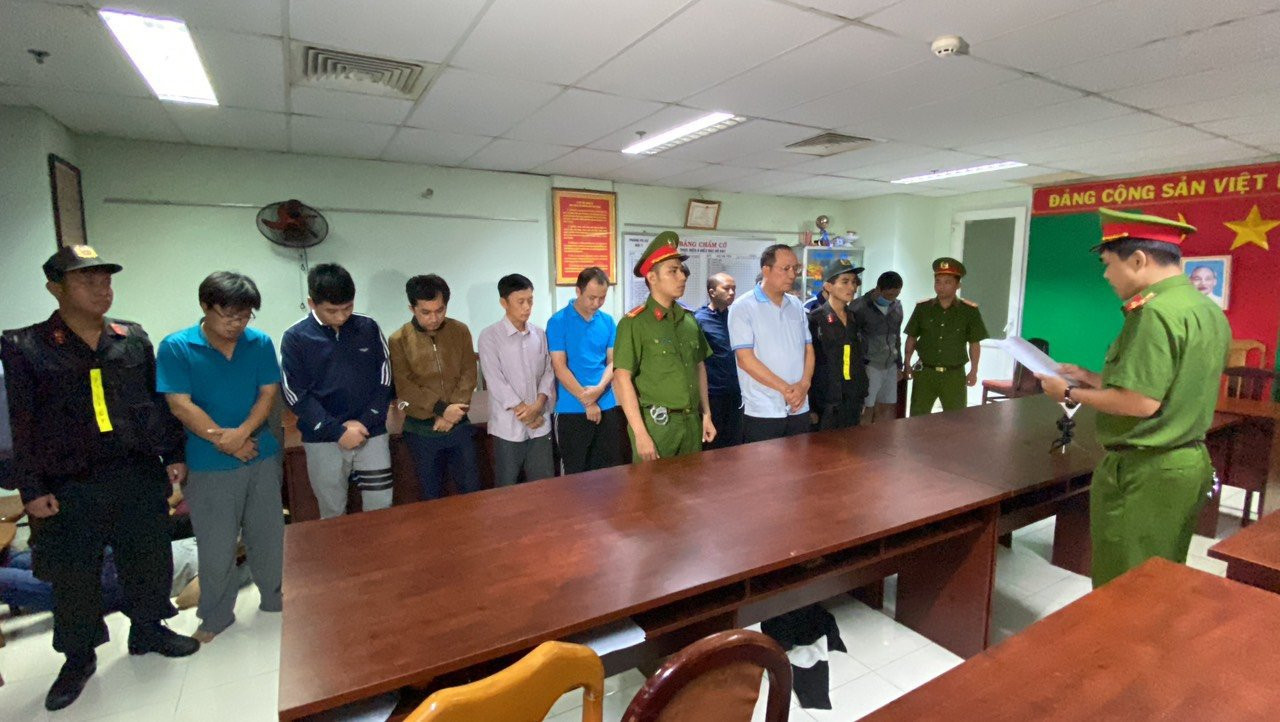 Cơ quan CSĐT Công an TPHCM tống đạt quyết định khởi tố bị can và lệnh bắt tạm giam 11 người của trung tâm Đăng kiểm 50-05V. Ảnh: Công an cung cấp