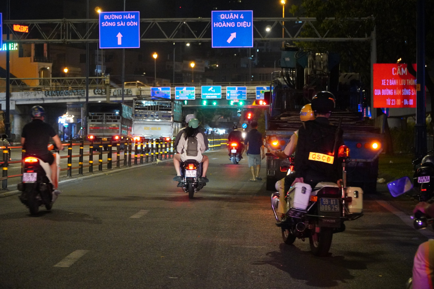 Lập tức, tổ chuyên đề đã ra tín hiệu yêu cầu tài xế dừng phương tiện để thực hiện kiểm tra. Ảnh: CTV Lập tức, tổ chuyên đề đã ra tín hiệu yêu cầu tài xế dừng phương tiện để thực hiện kiểm tra. Ảnh: CTV