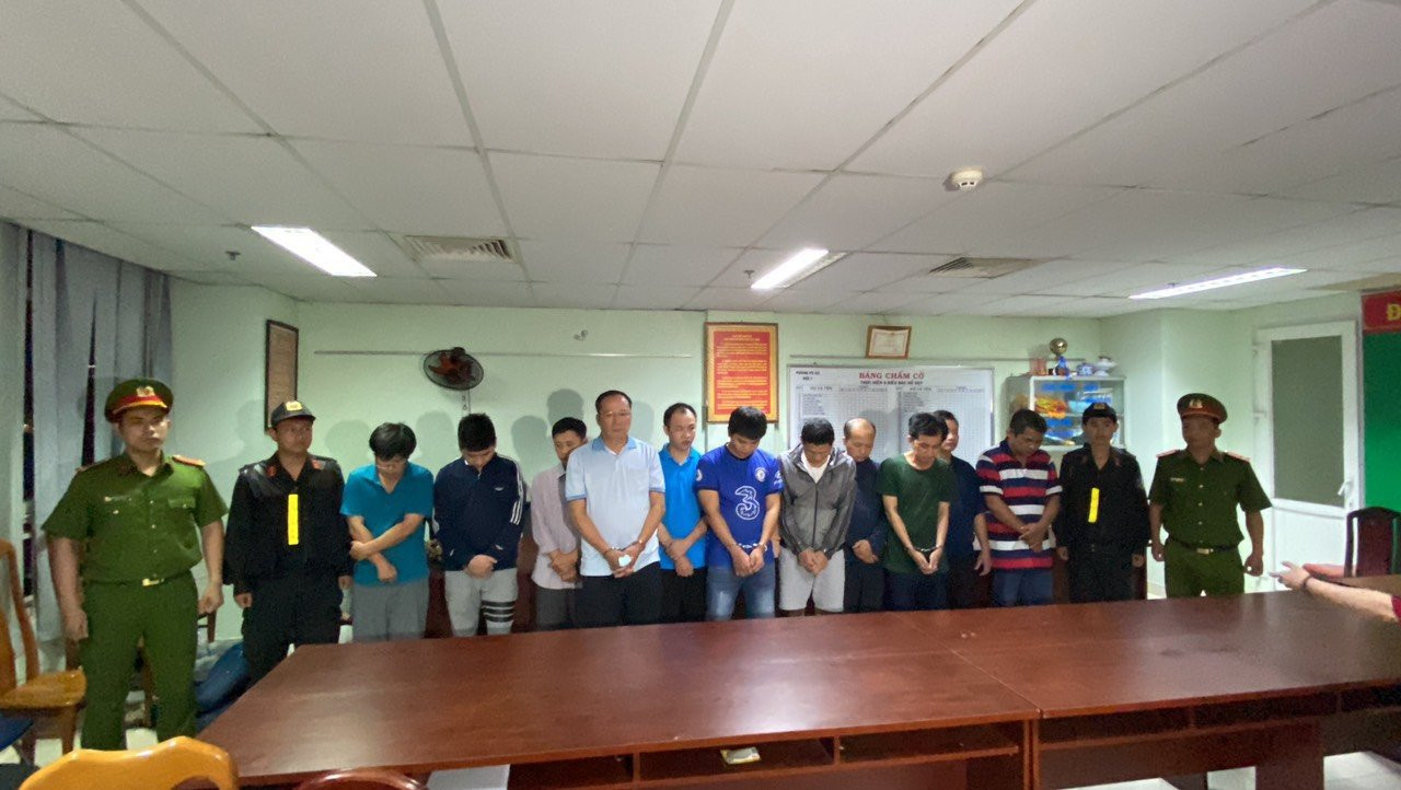 Cơ quan Cảnh sát điều tra tống đạt các Quyết định và Lệnh đối với các đối tượng tại chi nhánh Trung tâm đăng kiểm 50-05V. Ảnh: Công an cung cấp