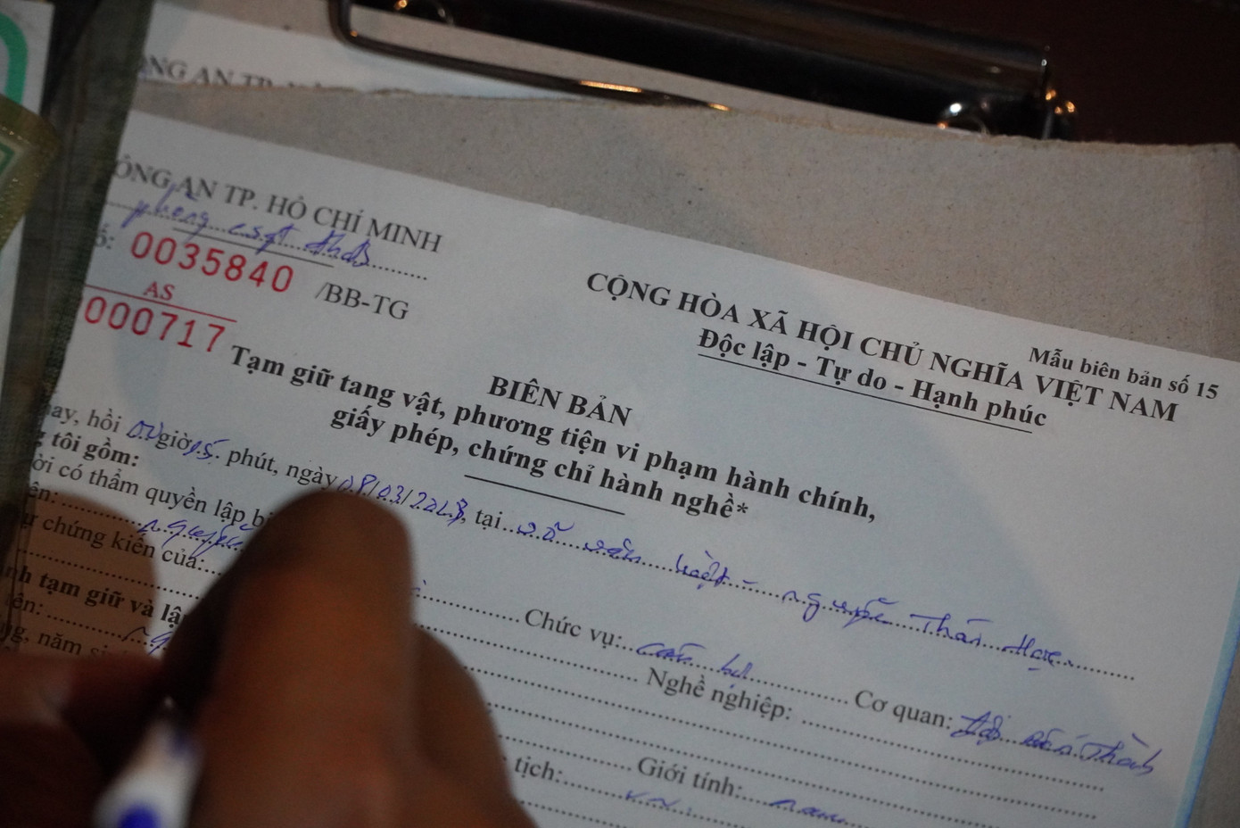 Với lỗi vi phạm trên, anh M bị xử phạt hành chính 7,5 triệu đồng, tước GPLX 3 tháng và buộc phải hạ tải. Đồng thời, chủ xe tải cũng bị xử phạt 34 triệu đồng, tước phù hiệu xe 3 tháng. Ảnh: Lực lượng chức năng lập biên bản vi phạm hành chính với tài xế M vào lúc 0h15 ngày 8/3. Với lỗi vi phạm trên, anh M bị xử phạt hành chính 7,5 triệu đồng, tước GPLX 3 tháng và buộc phải hạ tải. Đồng thời, chủ xe tải cũng bị xử phạt 34 triệu đồng, tước phù hiệu xe 3 tháng. Ảnh: Lực lượng chức năng lập biên bản vi phạm hành chính với tài xế M vào lúc 0h15 ngày 8/3.