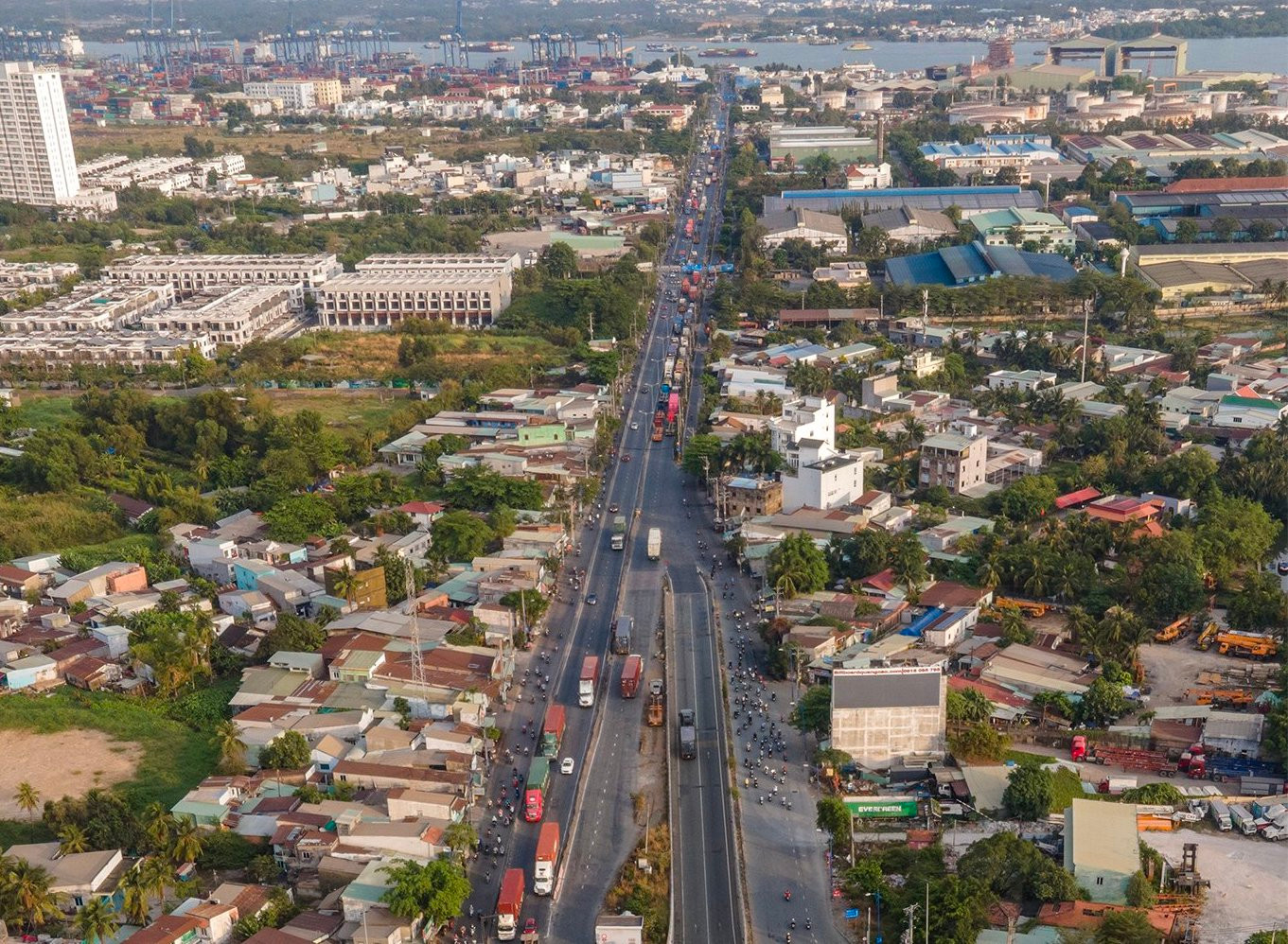 Tuyến đường Nguyễn Thị Định kết nối cảng Cát Lái (TP Thủ Đức). Ảnh: PHẠM NGUYỄN Tuyến đường Nguyễn Thị Định kết nối cảng Cát Lái (TP Thủ Đức). Ảnh: PHẠM NGUYỄN