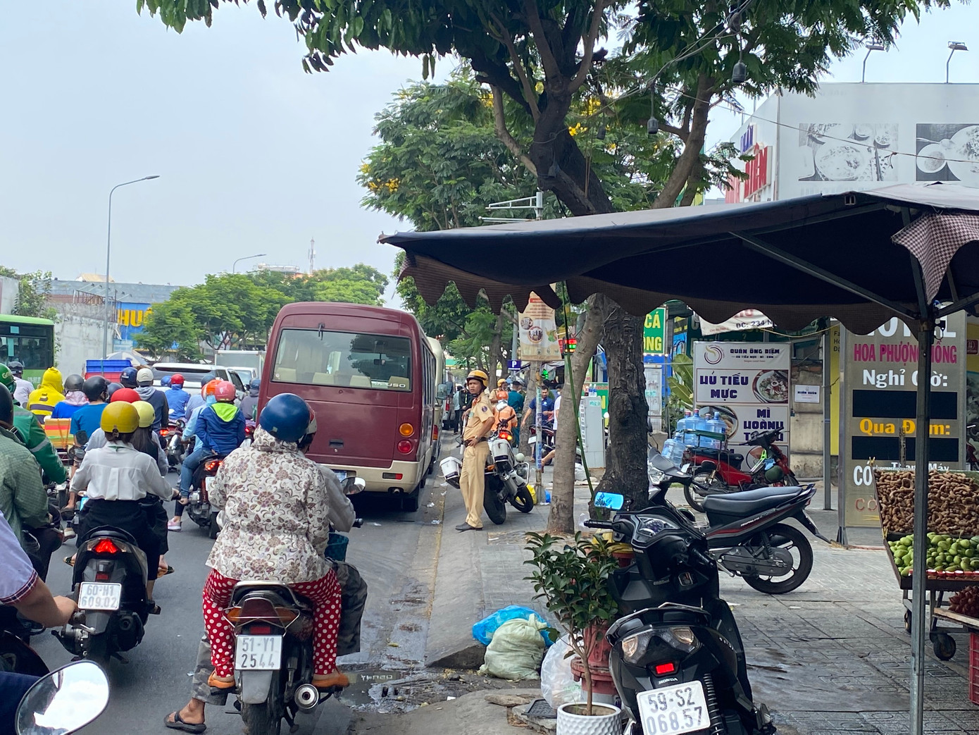 Lực lượng chức năng bên ngoài chi nhánh Công ty Cổ phần Kinh doanh F88 trên đường Nguyễn Oanh, quận Gò Vấp. Lực lượng chức năng bên ngoài chi nhánh Công ty Cổ phần Kinh doanh F88 trên đường Nguyễn Oanh, quận Gò Vấp.