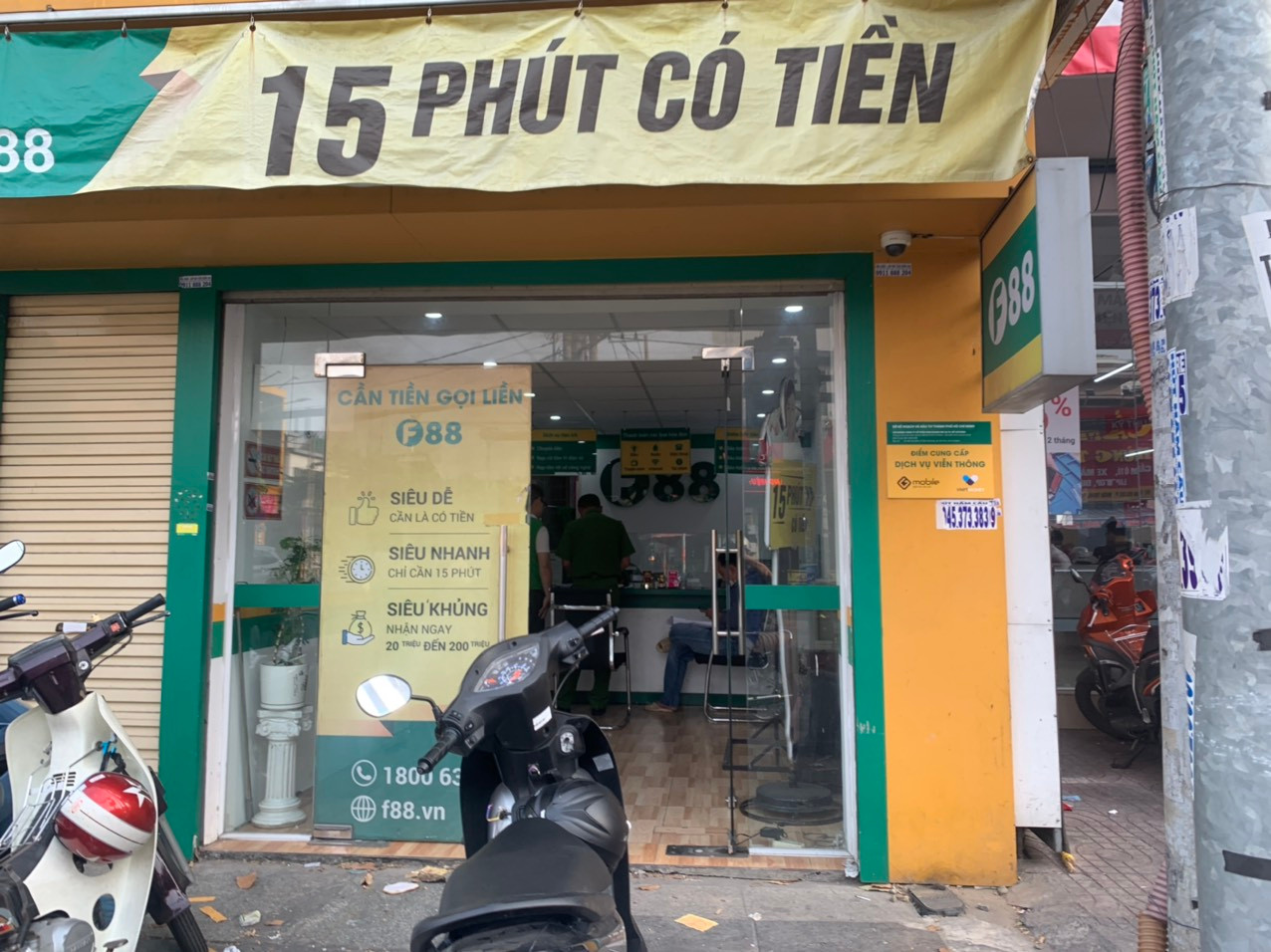Lực lượng chức năng làm việc bên trong chi nhánh F88 tại đường Hòa Bình, phường Tân Thới Hòa (quận Tân Phú). Ảnh: CTV Lực lượng chức năng làm việc bên trong chi nhánh F88 tại đường Hòa Bình, phường Tân Thới Hòa (quận Tân Phú). Ảnh: CTV